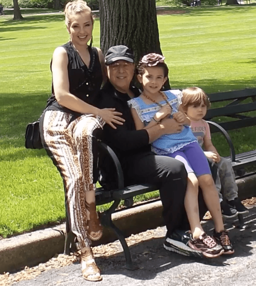 Tommy Mottola de 71 años, tiene tres hijos en total, pero solo dos de ellos son con Thalía. Los niños que tuvo con la cantante mexicana nacieron en 2007 y 2011, cuando Mottola tenía 58 y 62 años, respectivamente.