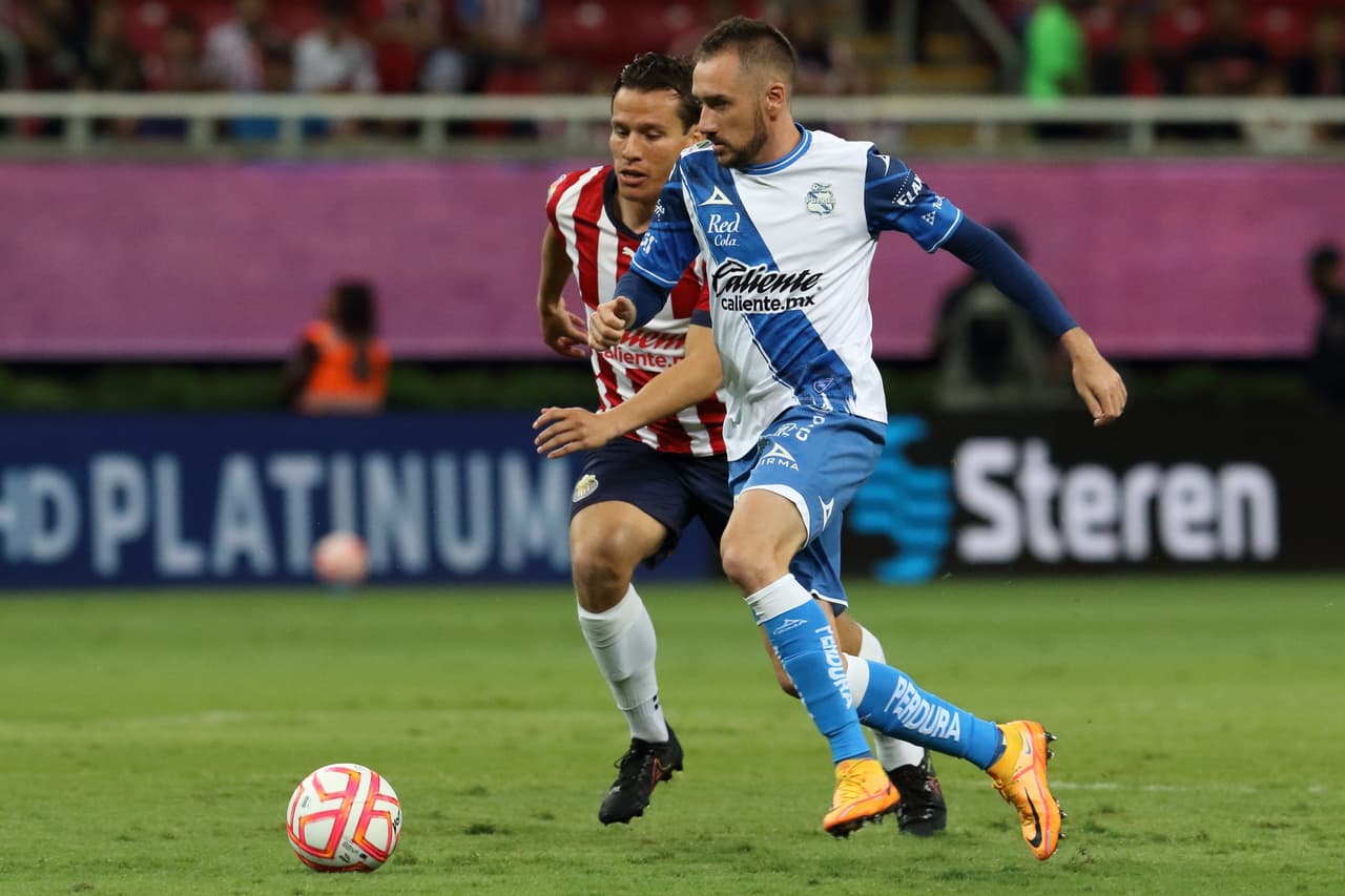 Las Chivas llegaron a siete juegos sin perder luego de vencer al Puebla en un partido marcado por la lesión de Gustavo Ferrareis.