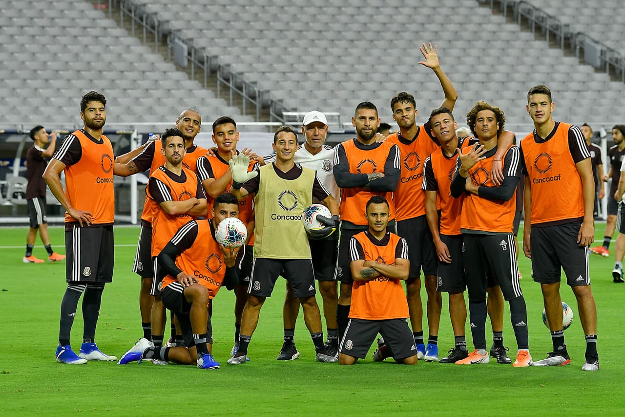 La Selección Mexicana de fútbol cerró así su preparación de cara a su importante duelo por la Semifinal de la Copa Oro 2019 cuando este martes en Phoenix se vea las caras ante la revelación del torneo, la Selección de Haití. Los integrantes del Tricolor y su entrenador, el argentino Gerardo 'Tata' Martino, sostuvieron un encuentro con la prensa luego de la práctica con el que bajaron el telón de los preparativos para su duelo que da un boleto a la Final del certamen.