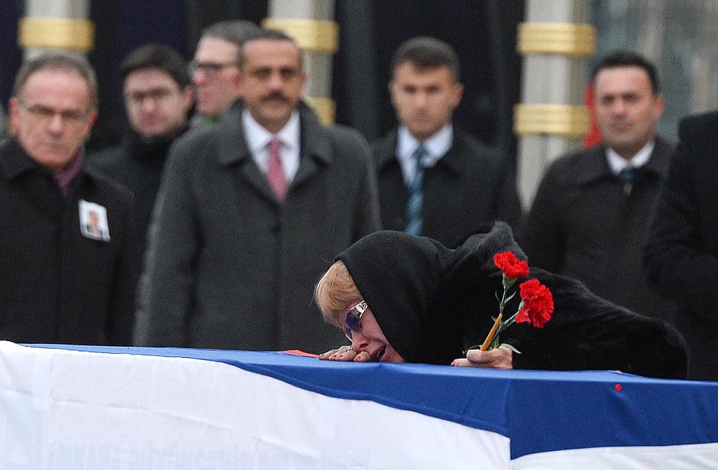 Marina Karlov, esposa del embajador ruso asesinado en Ankara, Turquía, llora sobre su ataúd