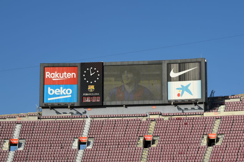 Barcelona golea a Osasuna 4-0 en el Camp Nou y Messi anota el último gol con dedicatoria a Diego Armando Maradona. Martín Braithwait abrió el marcador al minuto 29, le siguió Antoine Griezmann al 42 y el tercer tanto fue por parte de Coutinho, durante la Jornada 11 de La Liga.