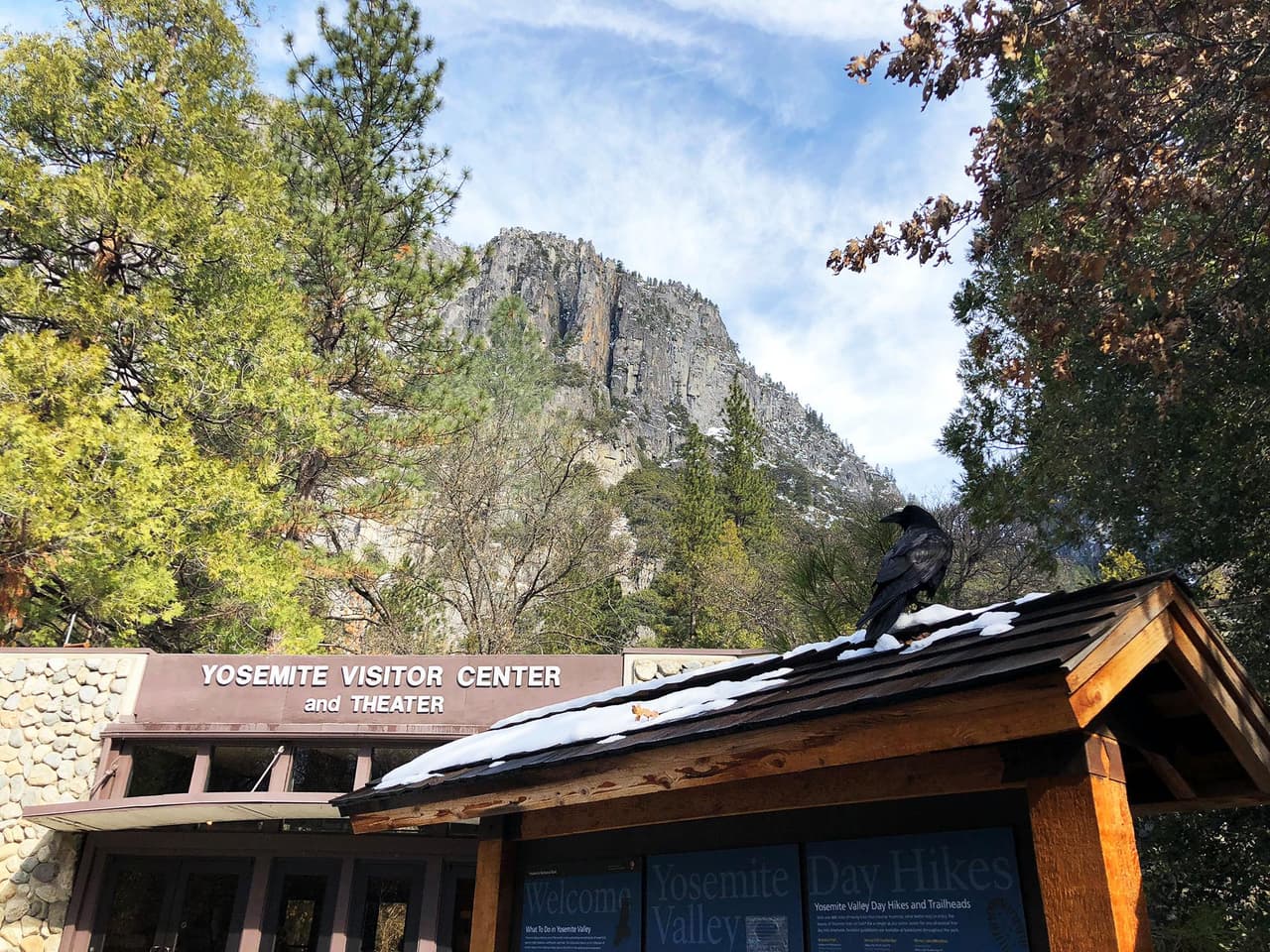 La excursión o la caminata en los senderos del Parque puede ser un verdadero desafío en esta época, pues la mayoría de ellos se encuentran resbaladizos por el hielo o la nieve. Recomiendan agregarle dispositivos de tracción a los zapatos si acaso decides aventurarte. Otra sugerencia muy importante, es contar con herramientas de navegación como GPS y brújula.