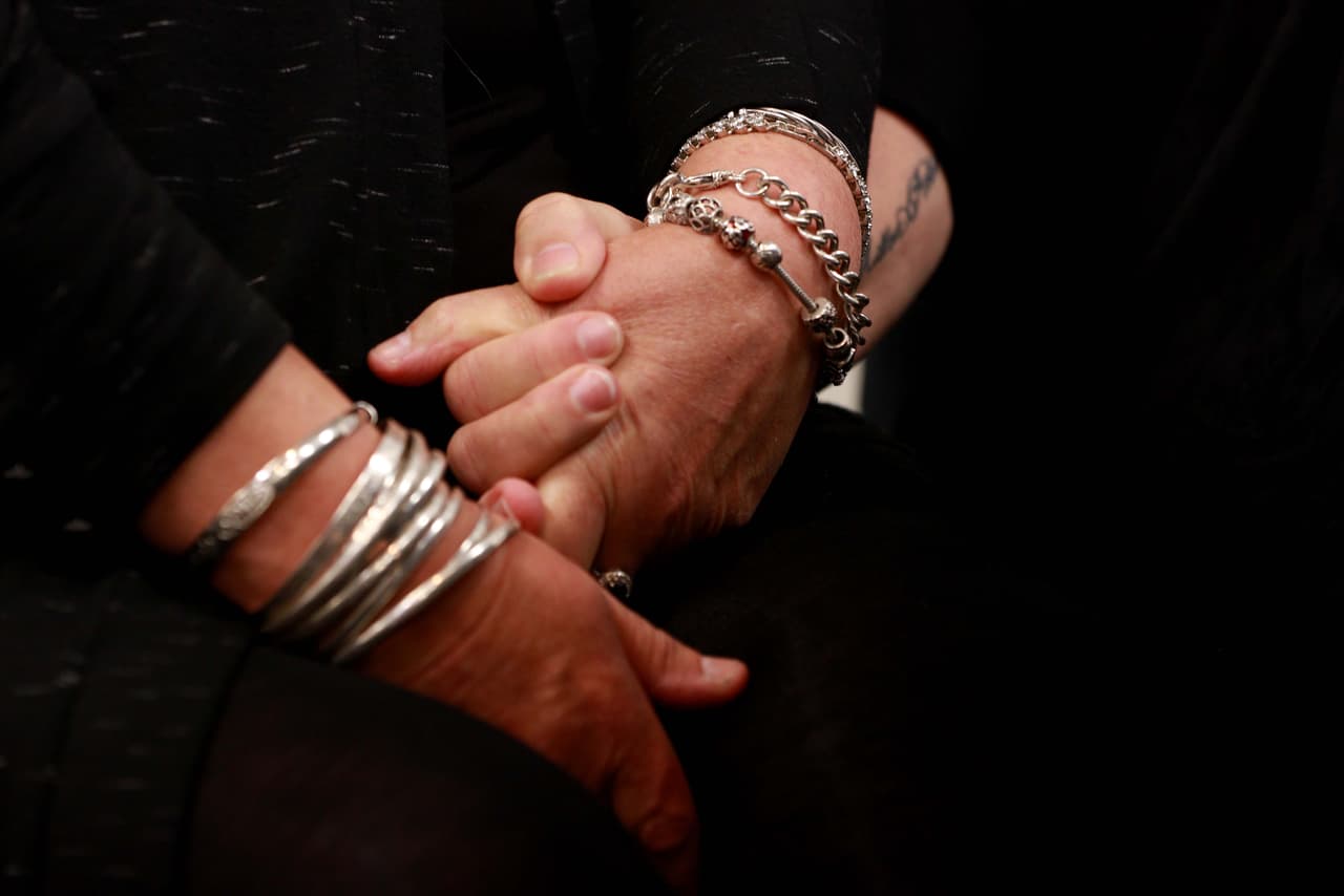 <b>La familia.</b> Reconcetar con los afectos es clave en la recomposición emocional. Se puede hallar apoyo en
<a href="https://www.univision.com/noticias/especiales/estas-organizaciones-ayudan-a-quienes-salen-de-prision-empleos-salud-apoyo-emocional-y-casa">algunas organizaciones</a> si necesita resolver asuntos sobre los derechos de custodia y visita de los hijos. Como la exigencia de manutención continúa en la cárcel, hay que revisar si existen deudas.
<br>