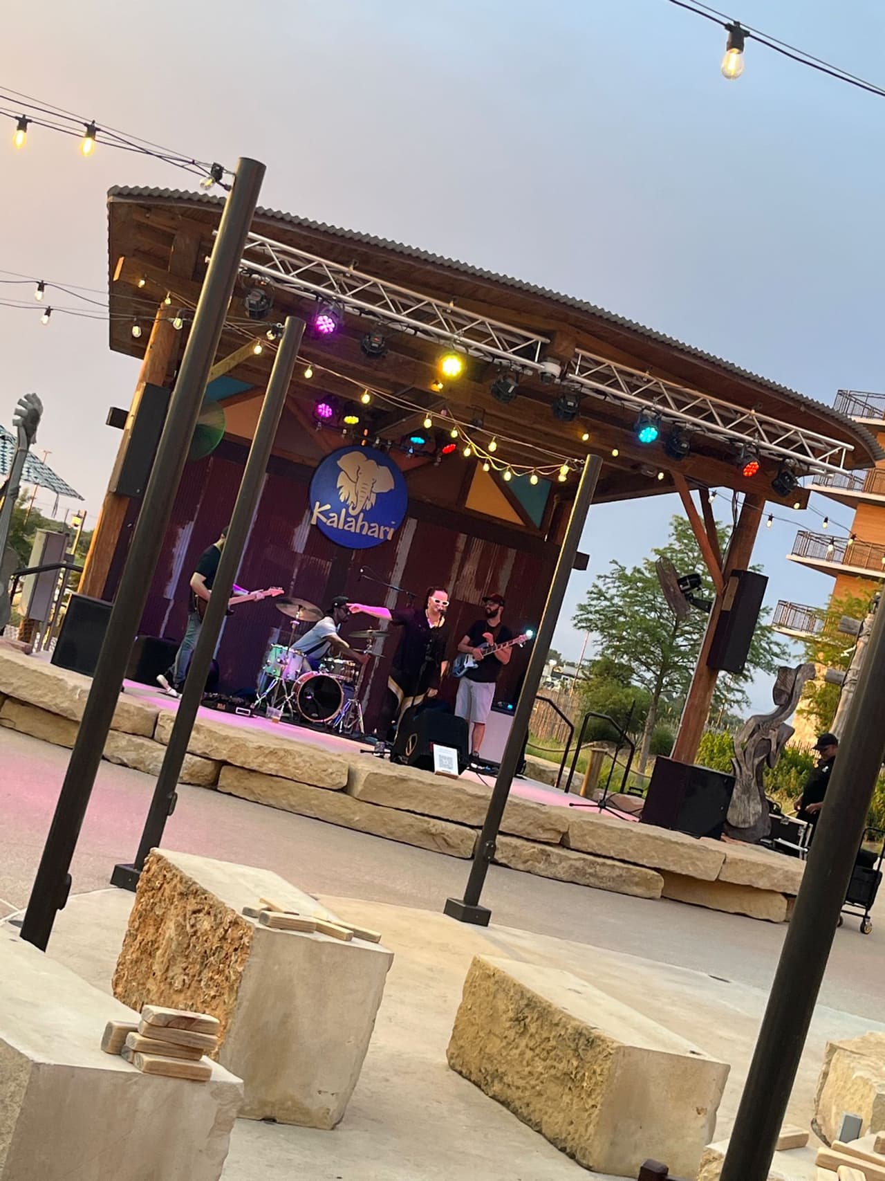 Por las noches puedes disfrutar de música en vivo en la terraza del hotel.