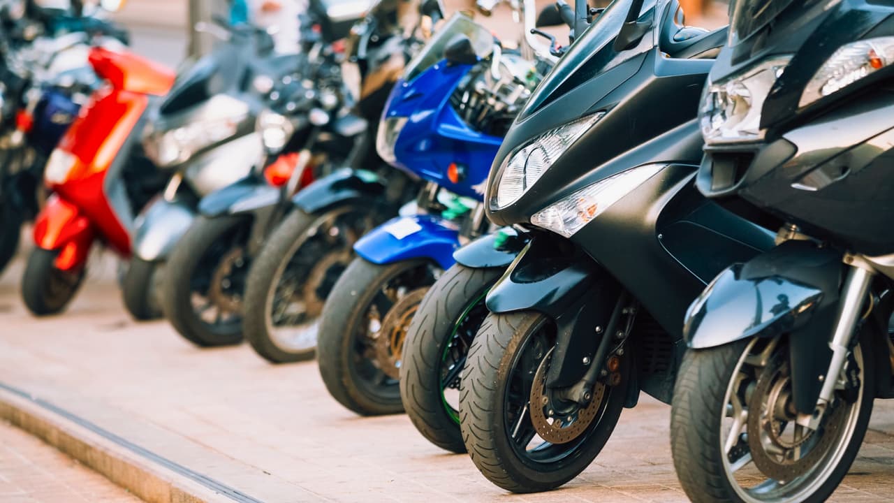 <h3 class="cms-H3-H3">No todos los vehículos necesitan dos placas</h3> La regla cambia
<b>para algunos vehículos.</b>
<br>
<b>Motocicletas, tractores de carretera, remolques y semirremolques</b> requieren una sola placa, colocada en la parte trasera conforme a las reglas estatales.
<br>Para los conductores de vehículos que sí requieren dos, la forma más sencilla de evitar el problema es también la más clara:
<b> la placa de Texas debe estar instalada adelante, no guardada dentro del auto.</b>
<br>
<br>
<a href="https://www.whatsapp.com/channel/0029VafZxTzGpLHXXhtL0Y3A" target="_blank">📲 Únete a nuestro canal de WhatsApp: Haz clic aquí para estar al tanto de las últimas noticias e historias de tu comunidad</a>