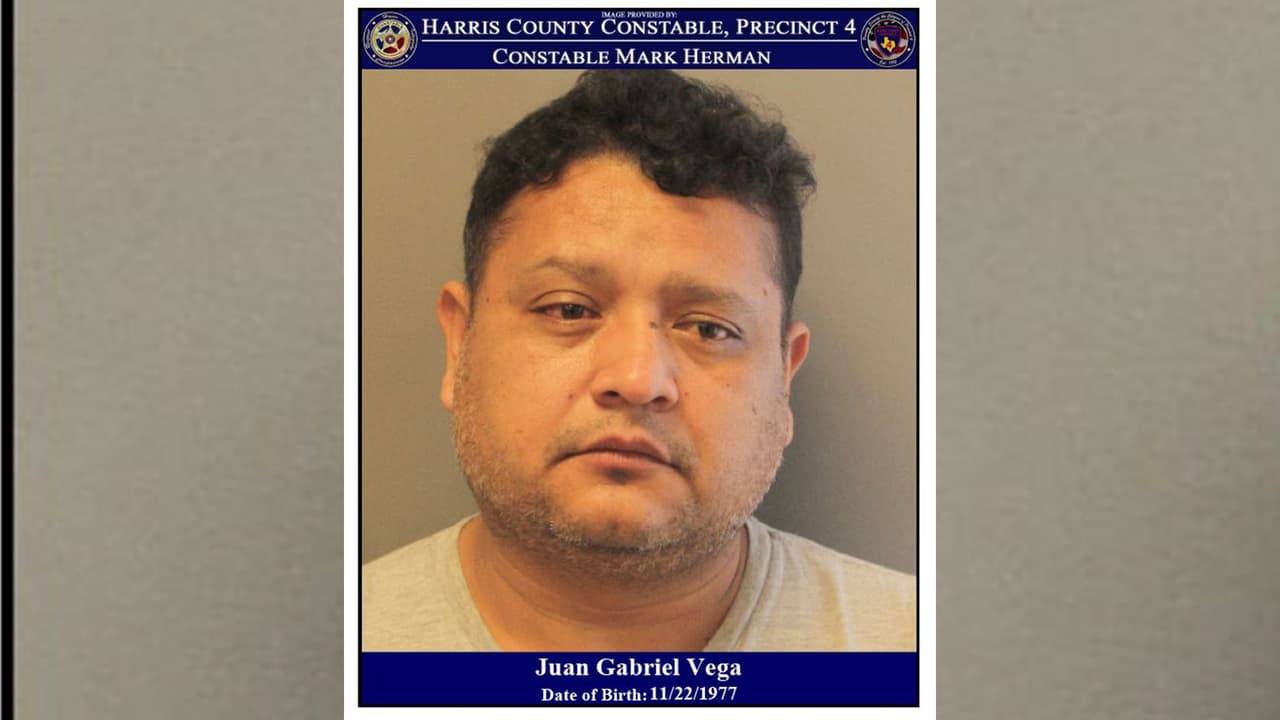 Juan Gabriel Vega, 43 años. Cargos: Conducir en estado de ebriedad. Multa: $100