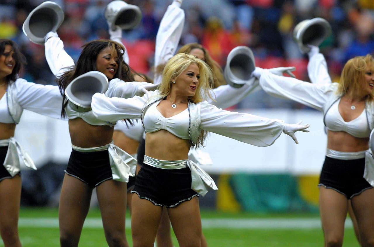 Las ‘Raiderettes’, porristas de Oakland, realizando una rutina durante el American Bowl celebrado en la Ciudad de México el 27 de agosto del 2001 en contra de los Dallas Cowboys.