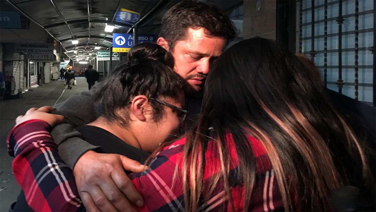 Inmigrante mexicano se reencuentra con sus hijos al otro lado de la frontera