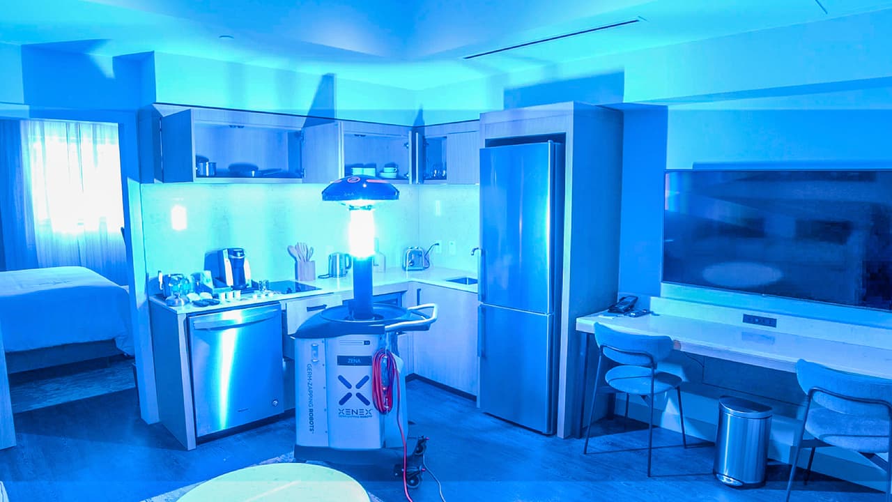 Los destellos de luz del robot penetran en las paredes celulares de los microorganismos, incluidas bacterias, virus, moho, hongos y esporas.