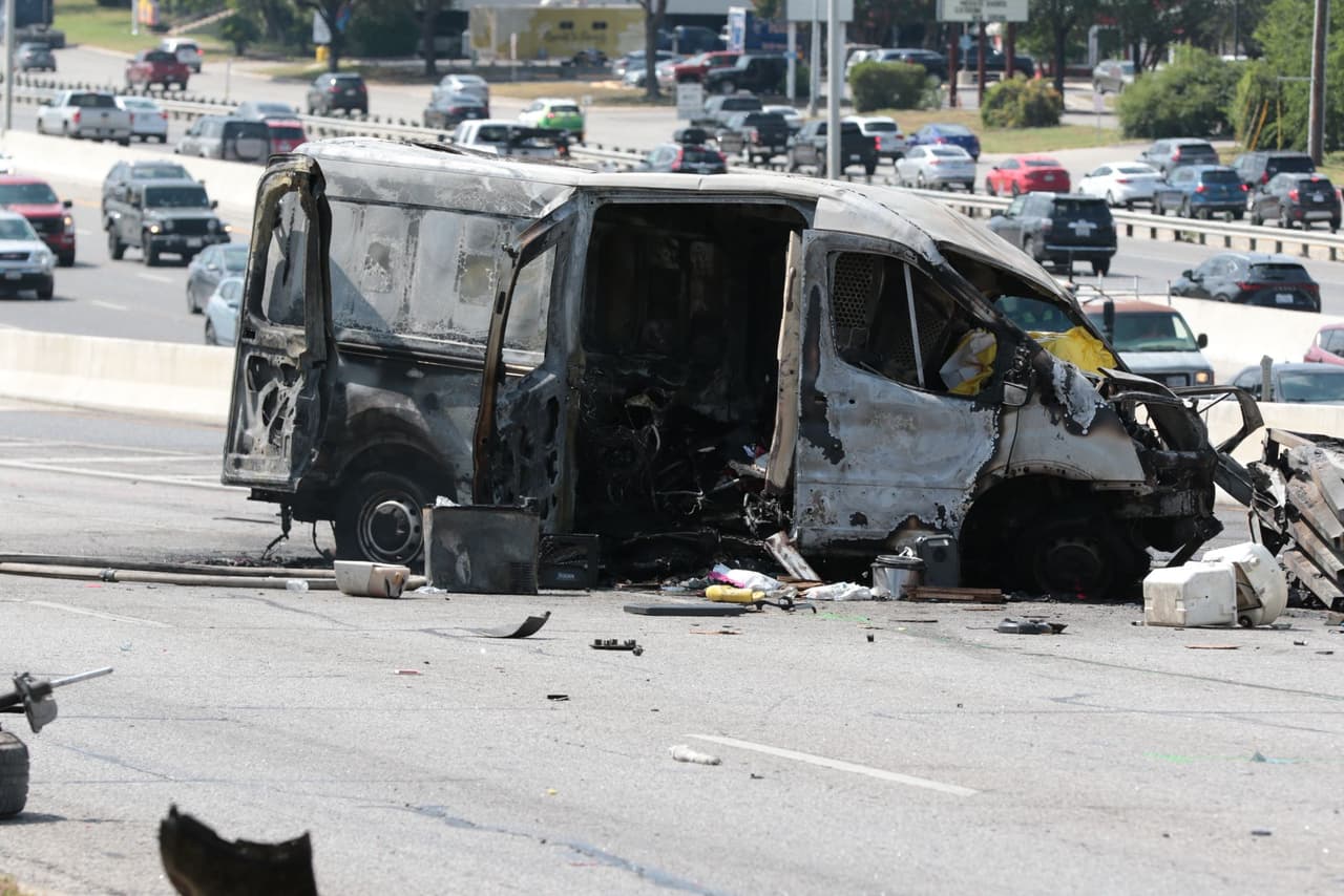 La camioneta blanca se incendió y terminó completamente calcinado. El conductor se quedó adentro y falleció.