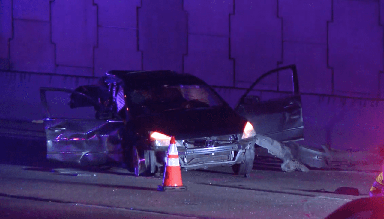 Mujer arrollada en plena vía por un camión de 18 ruedas en Fort Worth