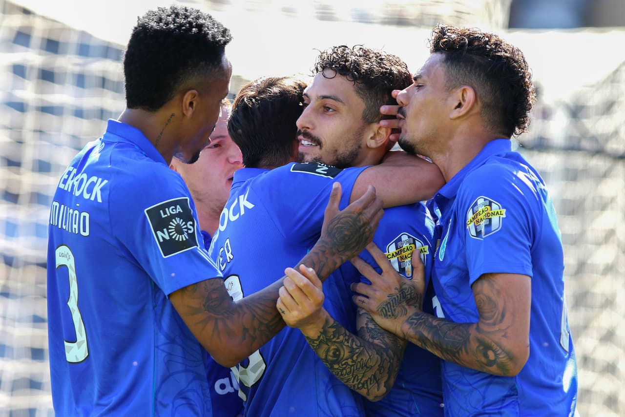 Port derrotó de visitante 4-0 a Nacional en la Jornada 33 de la Liga de Portugal, en la que sube al primer lugar a la espera del resultado de Benfica. El mexicano Jesús Corona anotó el tercer gol y Héctor Herrera no jugó.
