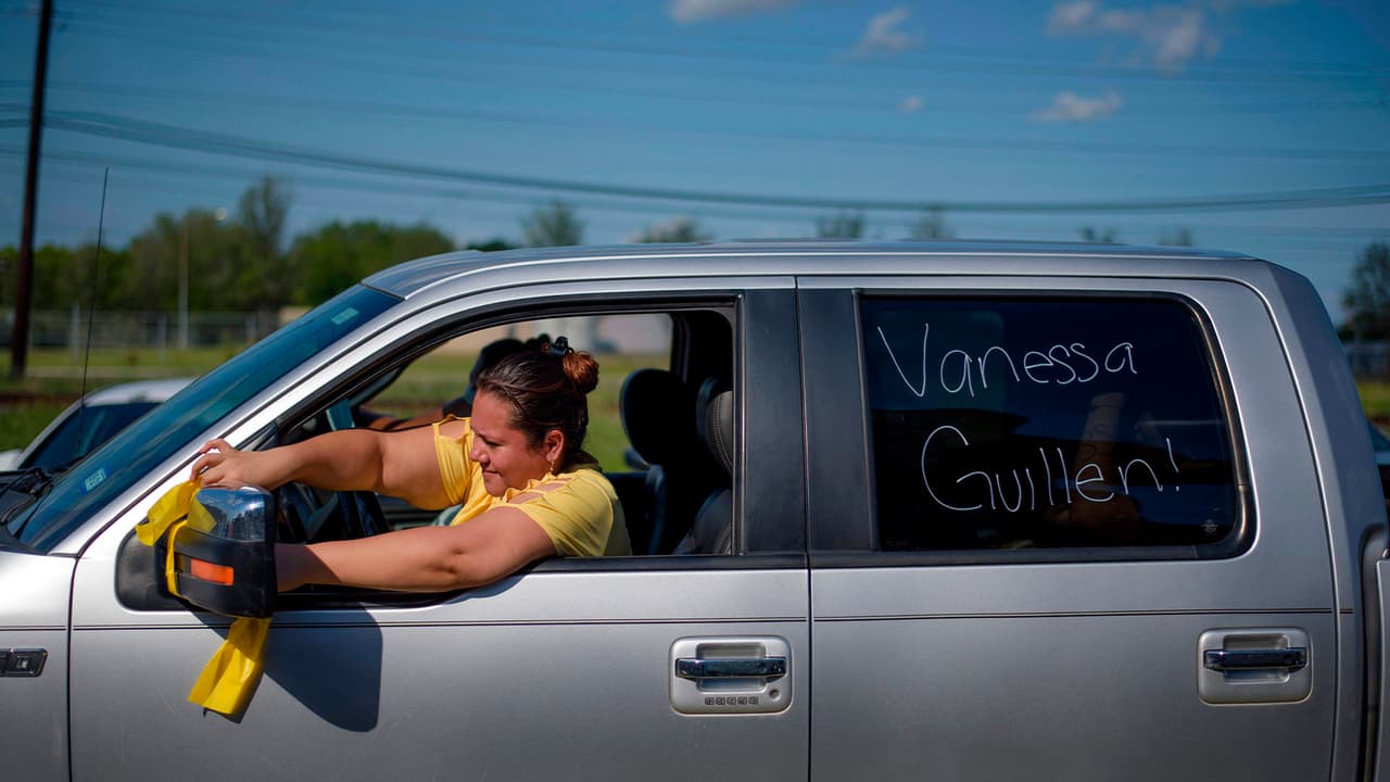 Los vehículos estaban pintados con mensajes de apoyo a la soldado de
<a href="https://www.univision.com/temas/houston">Houston</a>, quien murió el pasado mes de abril a sus 20 años.