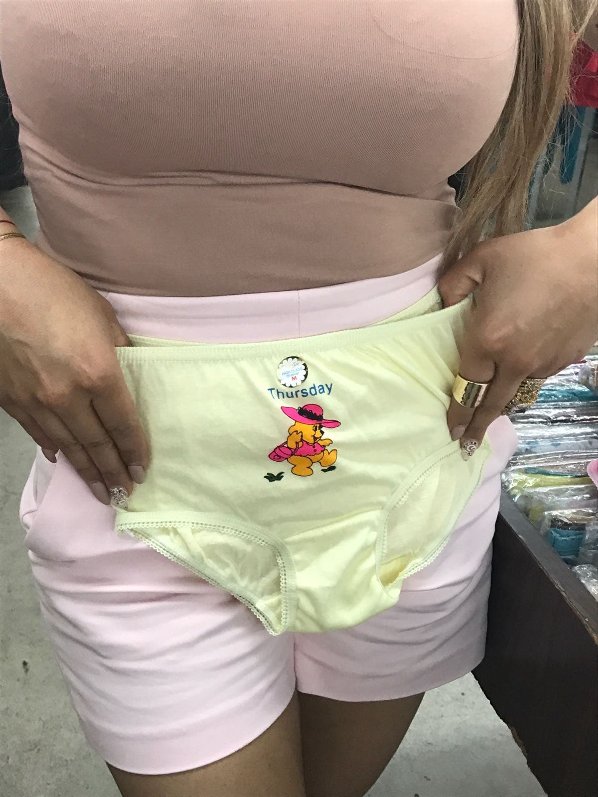 ¡Uno por día! De está forma la locutora no podrá confundirse cada mañana antes de salir de casa.