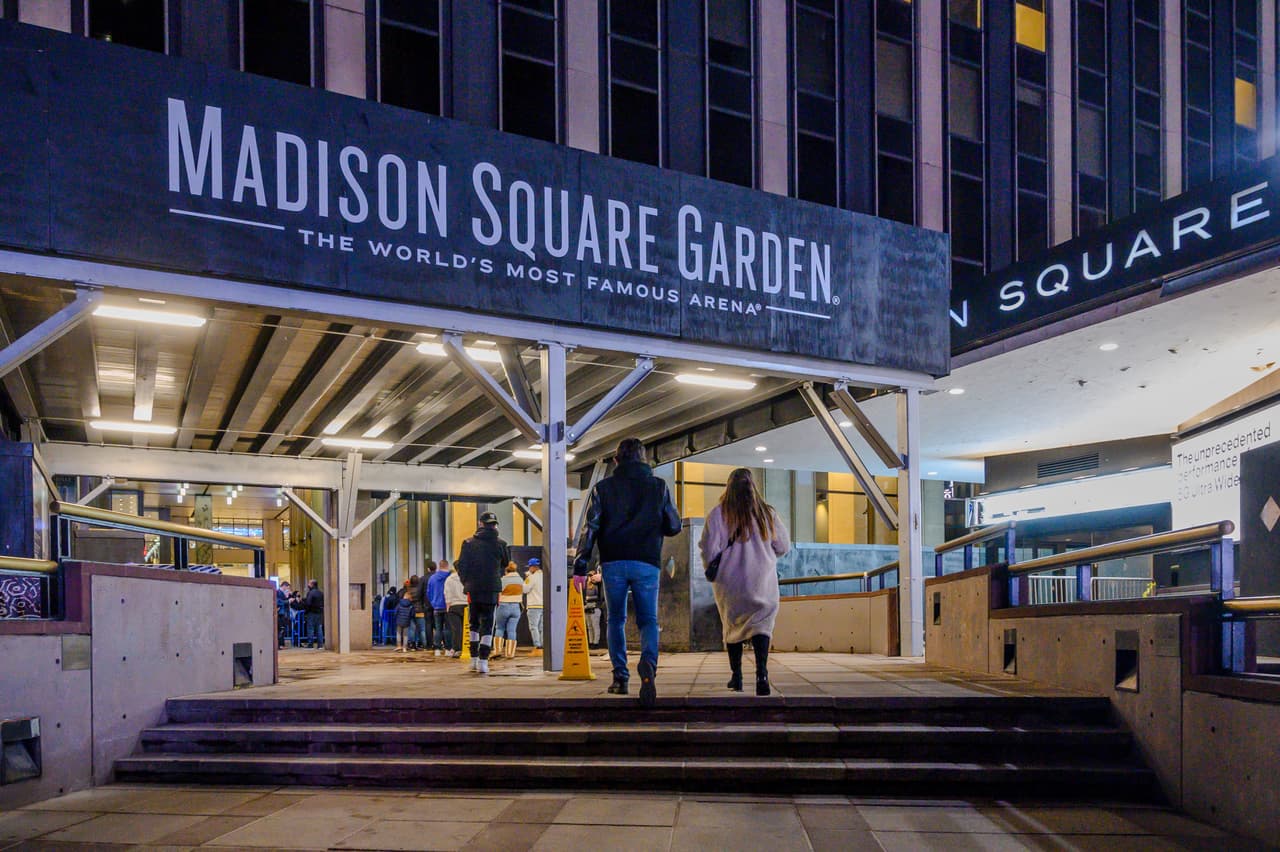 Un hombre muere al caer de lo alto durante un concierto de rock en el Madison Square Garden