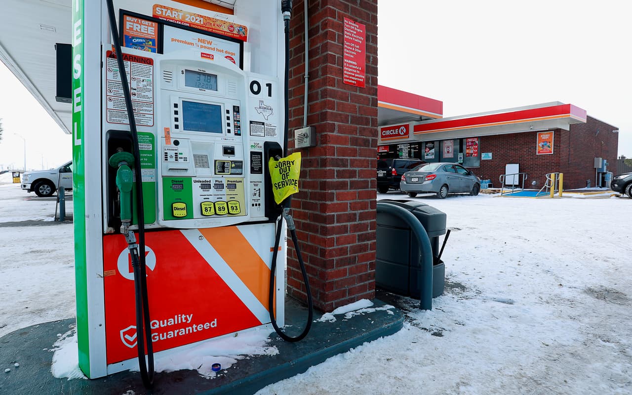 Algunas gasolineras no se han podido reabastecer por causa del clima, como esta en la ciudad de Benbrook, al oeste de Dallas. En Austin, la empresa de energía local estableció "centros de calentamiento" en algunas escuelas.