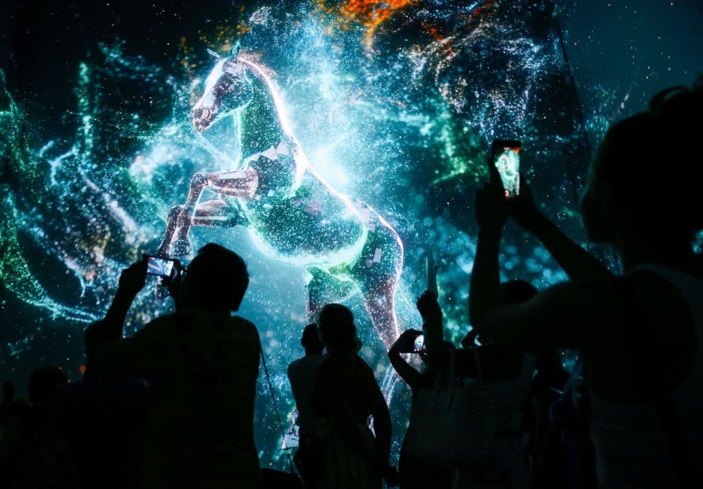 Aquí se proyecta con claridad la silueta de un caballo, animal que es símbolo de poder y riqueza en aquella nación. Los visitantes lucieron maravillados en el museo Qatar Elements.