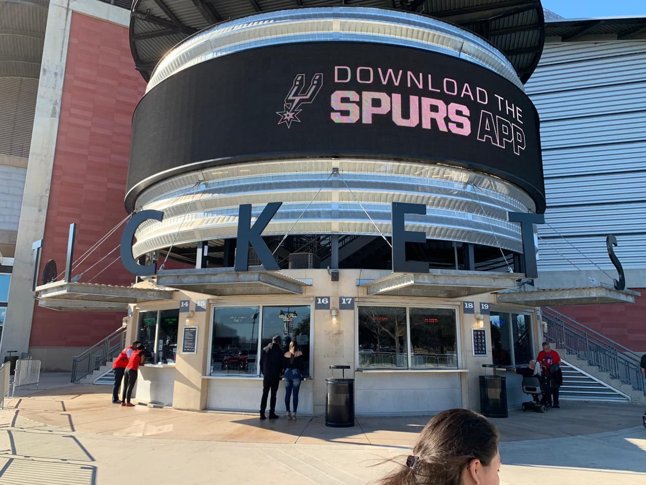 Minutos antes del partido, los fanáticos entraban y salían del AT&T Center.