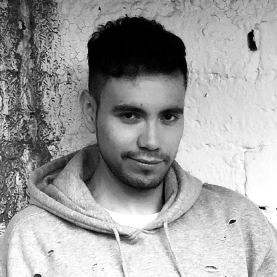 Raymix tiene 27 años, es de San José del Vidrio, México y es de una familia de rancheros.
<br>