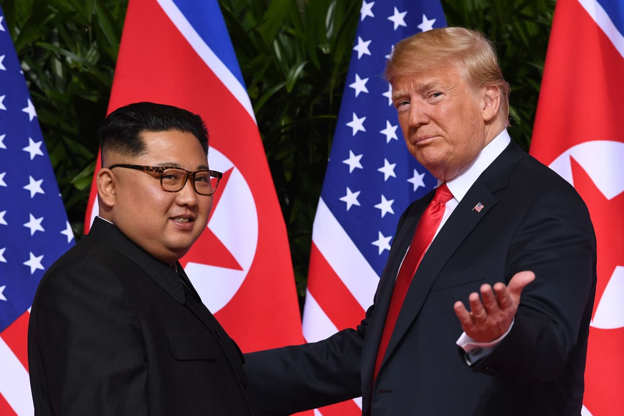 Por primera vez, un presidente estadounidense en ejercicio y un líder de Corea del Norte se dieron la mano. Donald Trump y Kim Jong Un se saludaron para dar inicio a un histórico encuentro en Singapur.
<a href="https://www.univision.com/noticias/politica/un-placer-conocerle-senor-presidente-asi-fue-el-apreton-de-manos-historico-entre-donald-trump-y-kim-jong-un">Cuando pasaban cuatro minutos de la hora de la cita, Trump y Kim entraron desde lados opuestos de una columnata con las banderas de ambos países de fondo</a>. "Un placer conocerle, señor Presidente", dijo el líder norcoreano. 12 de junio de 2018.