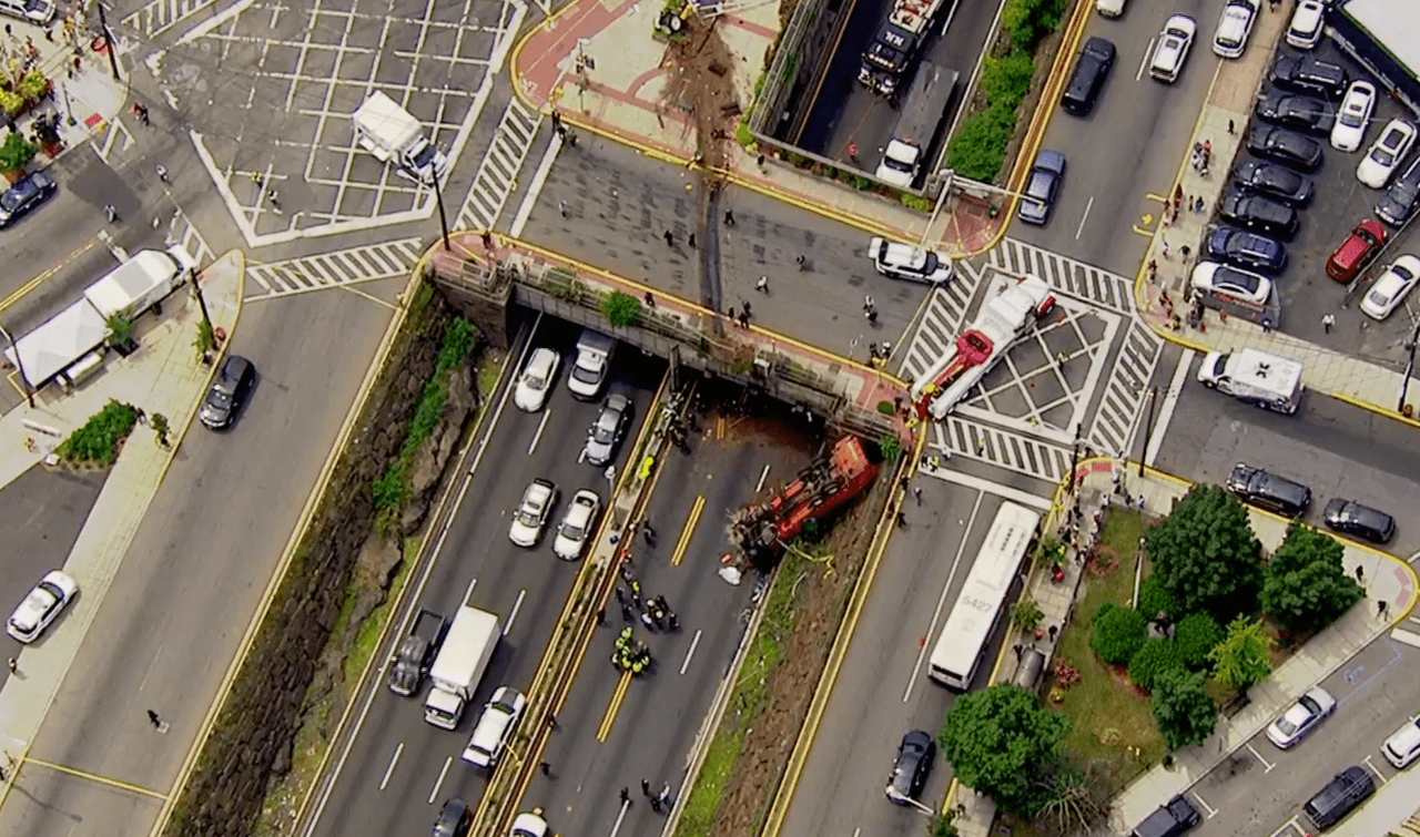 La respuesta de la policía y de los Servicios de Emergencia fue rápida. Sobre las 7:00pm el túnel ya estaba abierto al tráfico, aunque todavía se reportaban demoras.