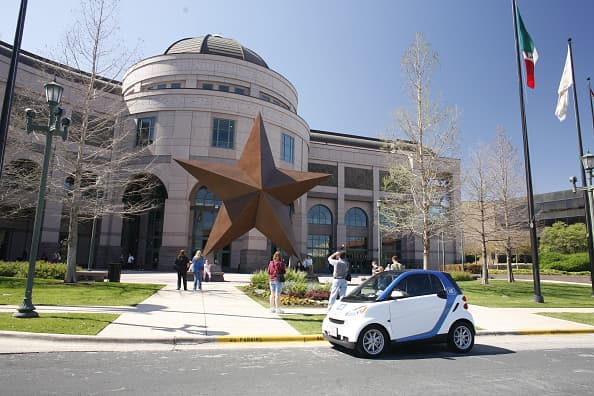<b>Museo de Historia del Estado de Bullock Texas</b>
<br>Es el museo oficial de historia del Estado de Texas y abrió sus puertas en 2001. Muestra artefactos de Texas de todo el mundo a medida que construye relaciones con museos, archivos y prestamistas privados para ayudar a explorar sus historias. También recopilan y archivan historias en primera persona sobre Texas a través del Texas Story Project.