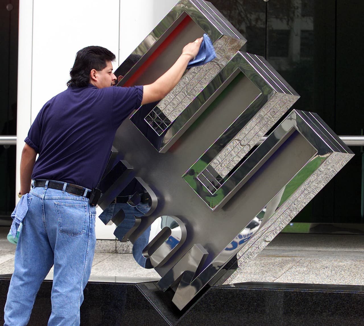 Los empleados de Enron perdieron sus empleos y miles de millones de dólares en prestaciones de jubilación.