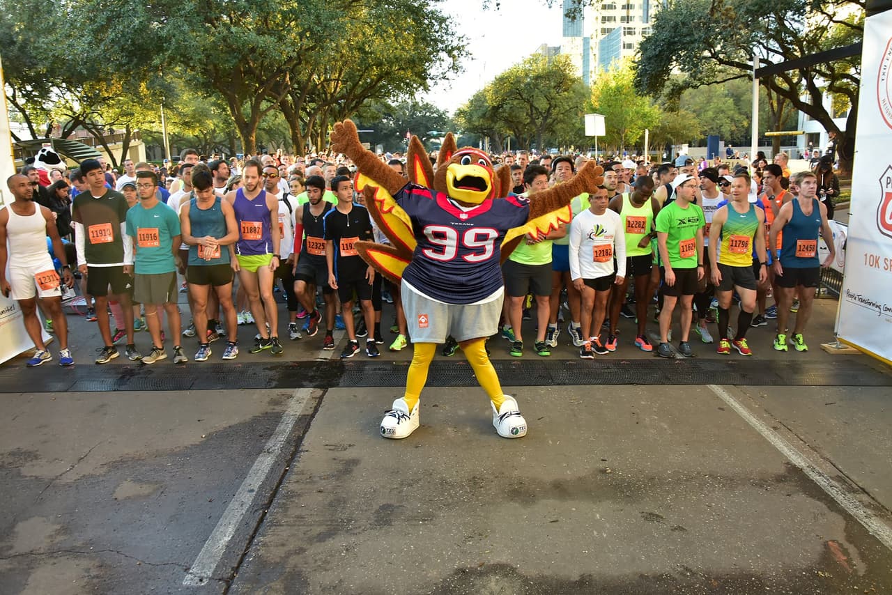 El día de acción de gracias se lleva a cabo Turkey Trot, el maratón más grande de Houston