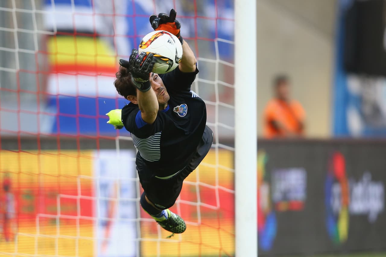 Iker Casillas frena al Valencia en penaltis y le da triunfo al Oporto
