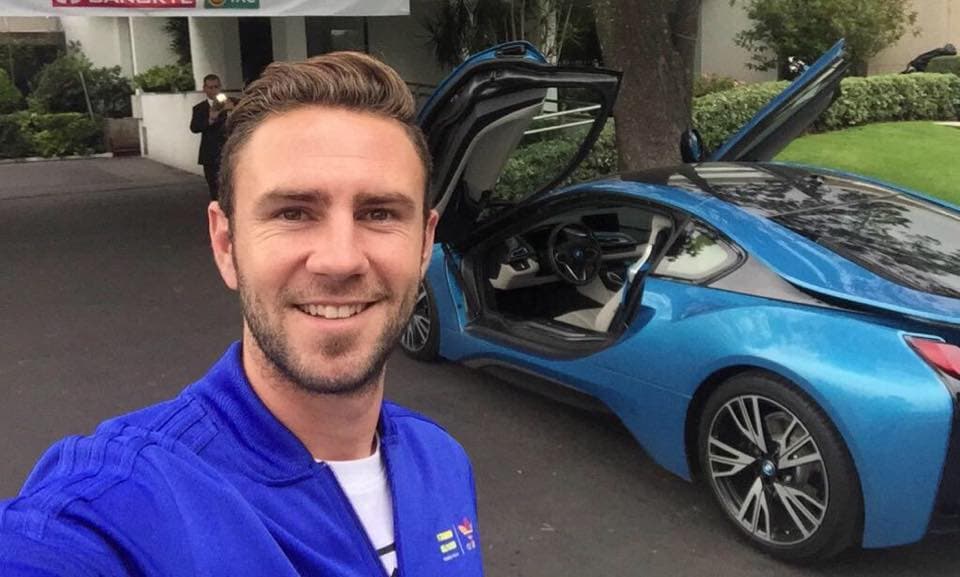 <b>Miguel Layún</b> es otro de los futbolistas que ha trascendido en México y ahora a nivel internacional como integrante del Sevilla F.C. En junio de 2015 el mediocampista, de 30 años, compartió estas fotografías en sus redes sociales, con un
<b>BMW i8.</b>