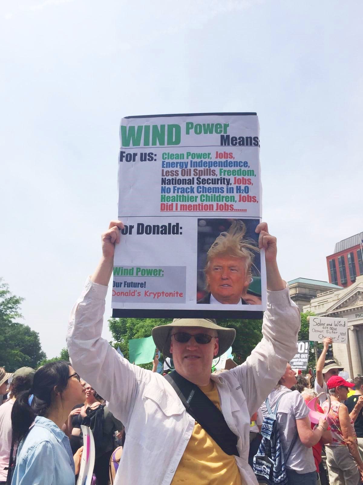 "La energía eólica significa para nosotros energía limpia, empleos, independencia energética, menos derrames de petróleo, libertad, Seguridad Nacional, no al fracking, niños más sanos, trabajos y... ¿ya mencioné que genera empleos?"