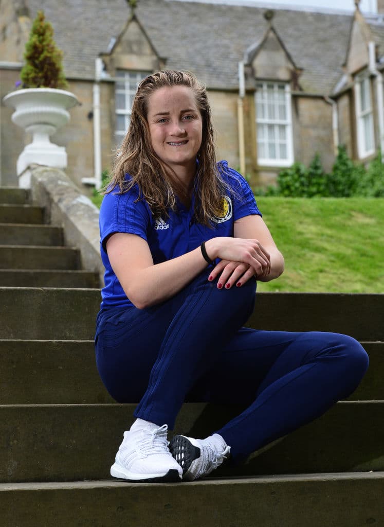 La Selección femenil de Escocia cerró su preparación para participar en su primera aventura en una Copa Mundial Femenina cuando el domingo próximo hagan su presentación en una competencia de esta envergadura ante, ni más ni menos que, Inglaterra, una nación con una gran rivalidad en el campo de fútbol sin importar la rama o la categoría. En medio de la última práctica antes de viajar a Francia algunas jugadoras participaron en una interesante sesión fotográfica.