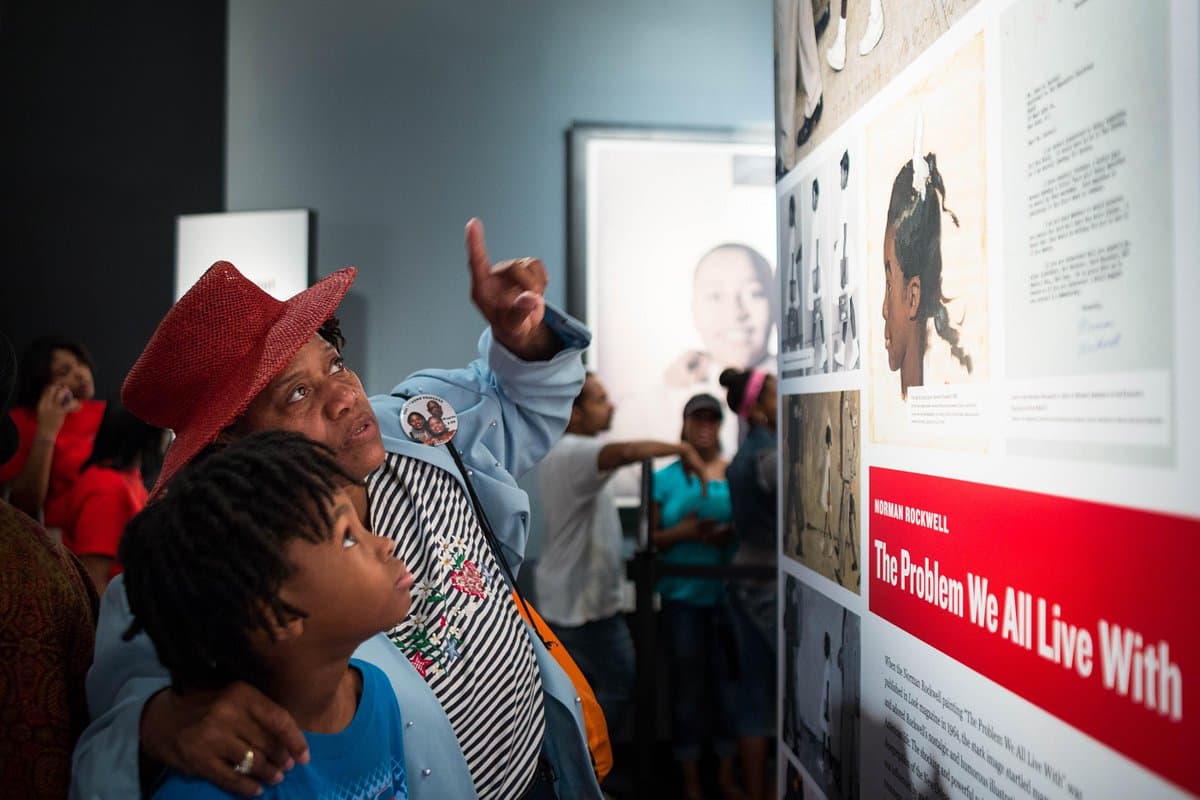 <b><a href="https://www.civilandhumanrights.org/">National Center for Civil and Human Rights (Atlanta)</a></b>. El centro cuenta con espacios de exhibición inmersivos y que invitan a la reflexión, incluida una galería de elementos de The Morehouse College Martin Luther King, Jr. Collection, que gira continuamente, donde los visitantes pueden ver los artículos y documentos personales del Dr. King. El Centro también ofrece espacios designados para eventos y programas educativos que inspiran a los visitantes a unirse al diálogo continuo sobre los movimientos contemporáneos por los derechos humanos en todo el mundo.
<br>
<br>
<b><a href="https://goo.gl/maps/5rZWpwFhA9umXwJR6">Cómo llegar</a></b>