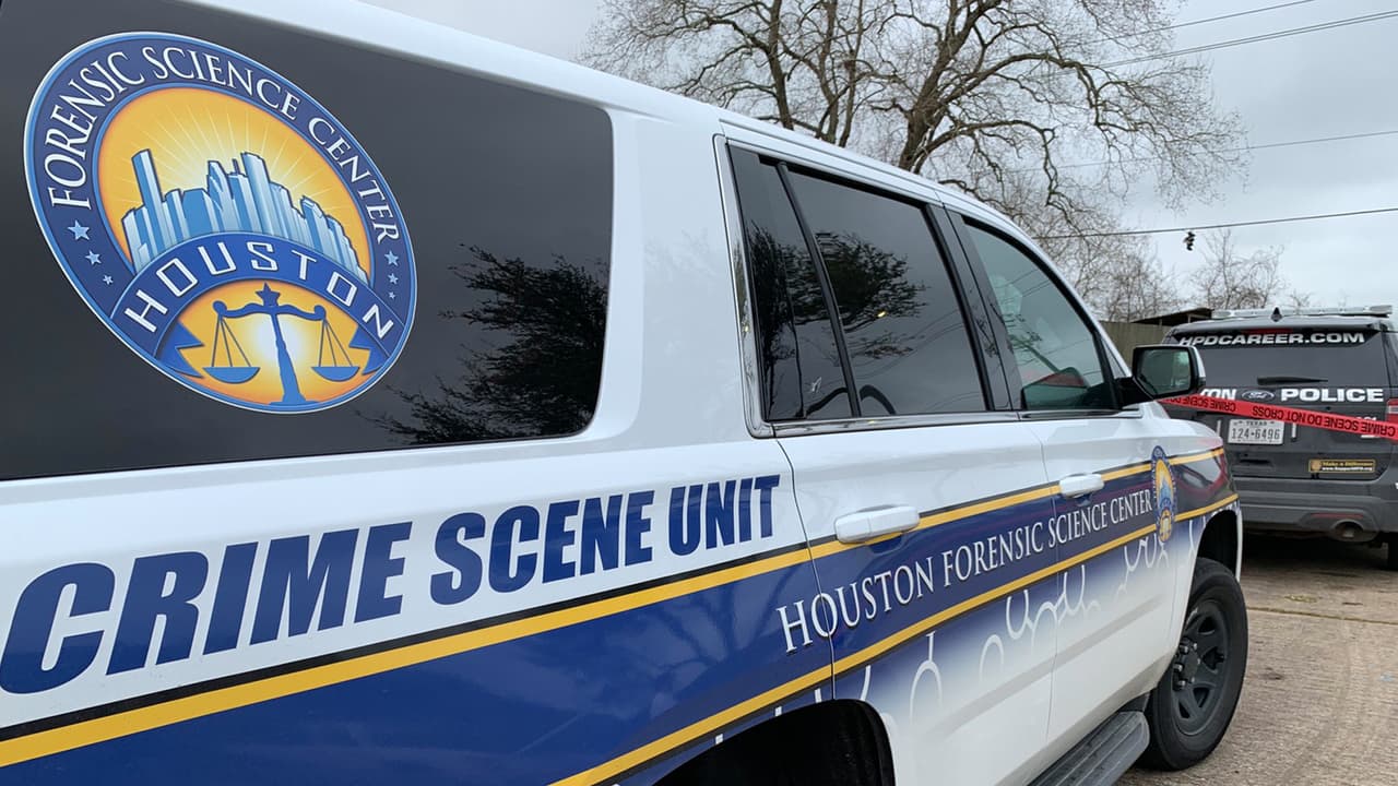 Personal de la división de homicidios de la Policía de Houston se encuentra en la escena recopilando pistas.