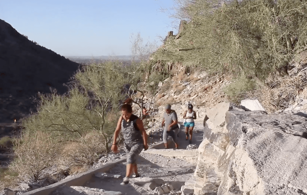 “Las temperaturas ya están subiendo y el fin de semana veremos casi los 100 grados así que hay que beber agua antes, durante y después de su caminata. También es bueno caminar por la mañana o en la tarde”, dice Todd Keller, capitán del departamento de bomberos de Phoenix.
<br>