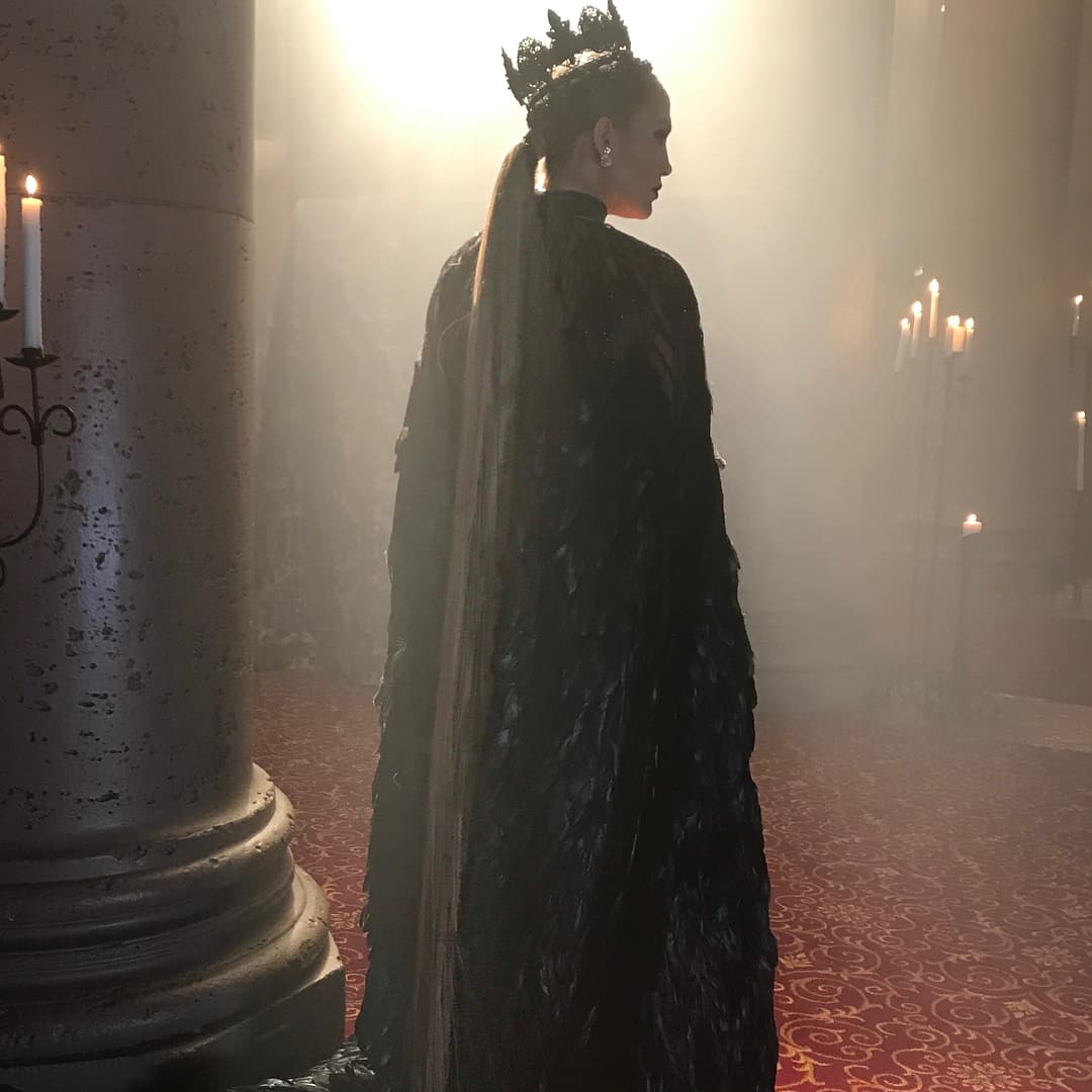 El español, de 36 años y quien se hiciera popular por su participación en series como ‘Sense8’ y ‘Narcos’, cumple el rol de un galán desinteresado en formalizar su relación con JLo.