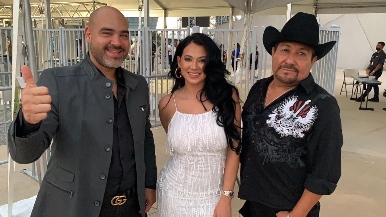 El Bueno, La Mala y El Feo estaban emocionados por ser parte del evento que une diferentes generaciones; El Feo vio a Los Bukis en un escenario en 1987, pero Carla y El Pelón nunca los habían visto.