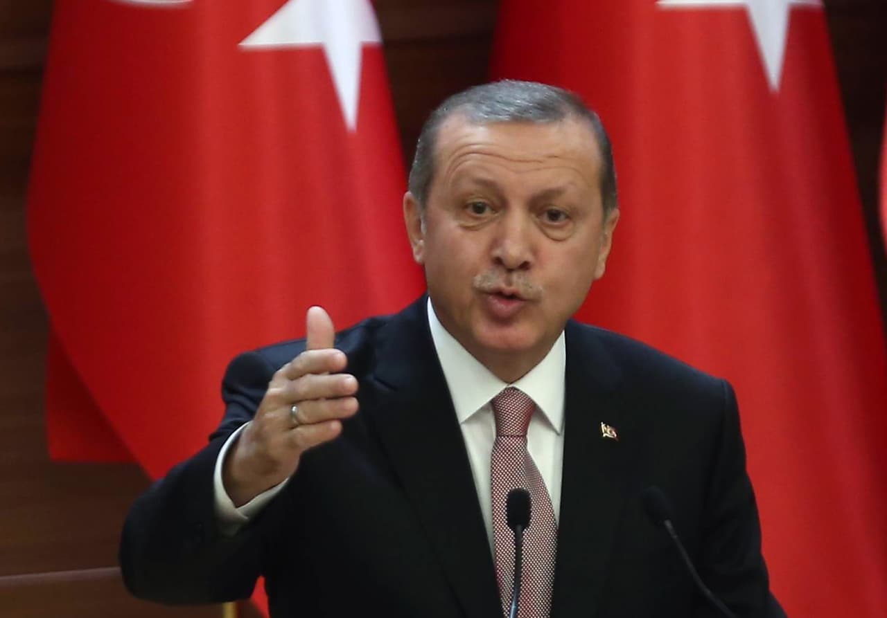 Erdogan amenaza con reabrir la frontera de Turquía a migrantes hacia Europa