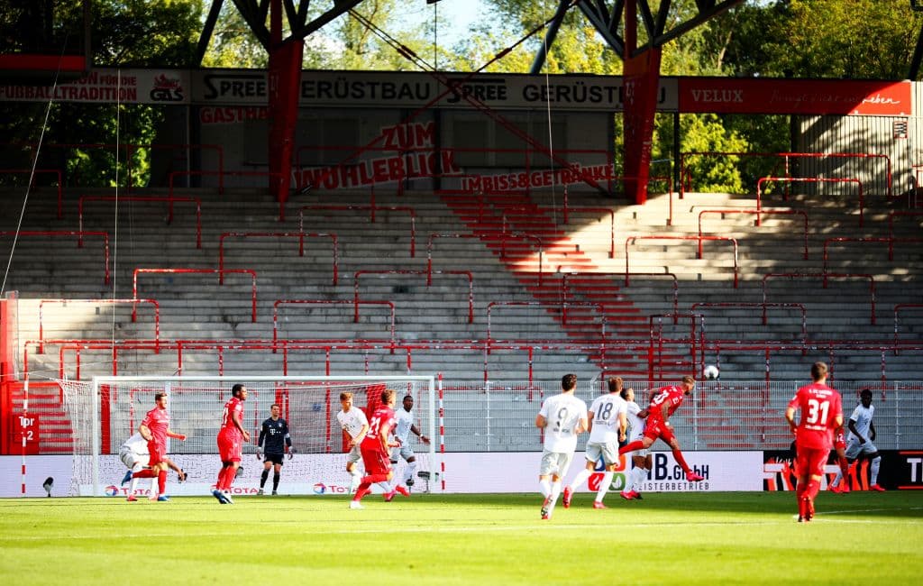 Así la vista panorámica del estadio del union Berlin en el duelo de la vuelta del futbol alemán tras la pandemia.