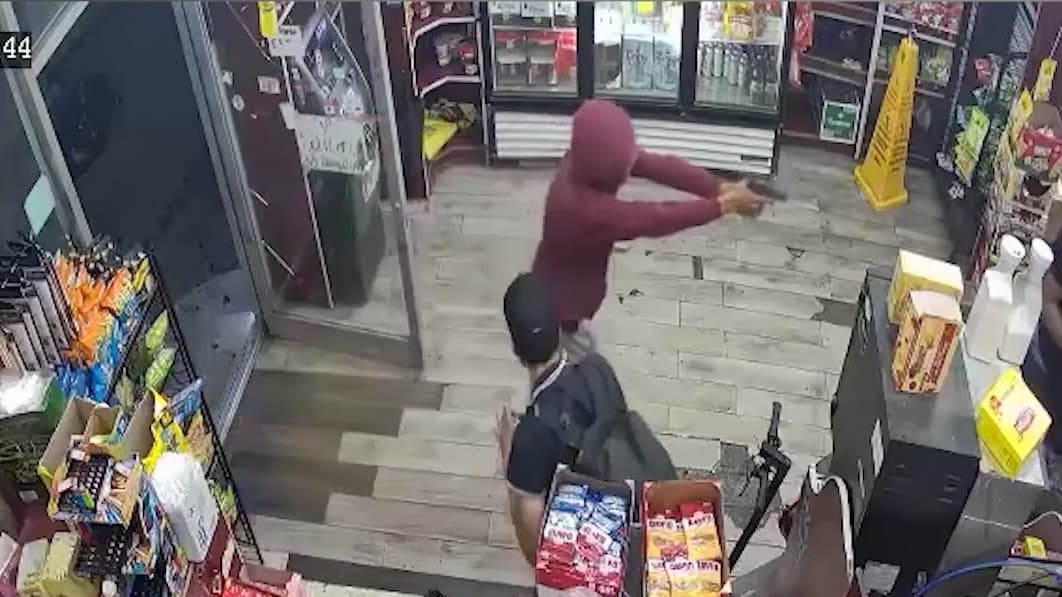 Disparan a cliente durante robo en una bodega del Bronx; NYPD busca al sospechoso