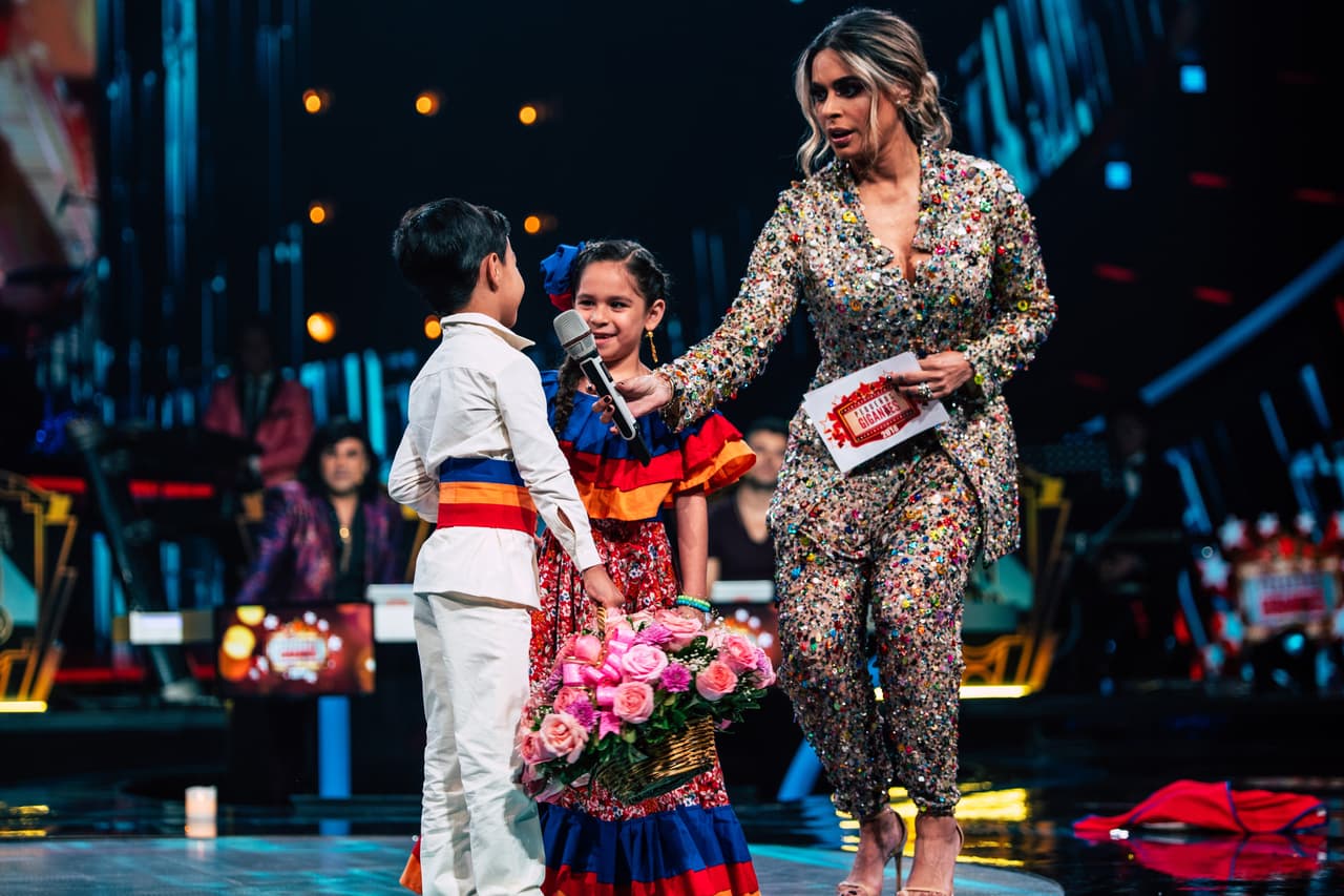 Al final de la presentación Diego le entregó un ramo de flores a Luisangeli.