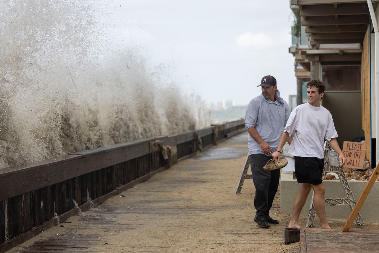 Varias personas observan cómo las olas rompen en la península de Alamitos, provocadas por la tormenta tropical Rachel, el domingo 11 de octubre de 2026, en Long Beach, California