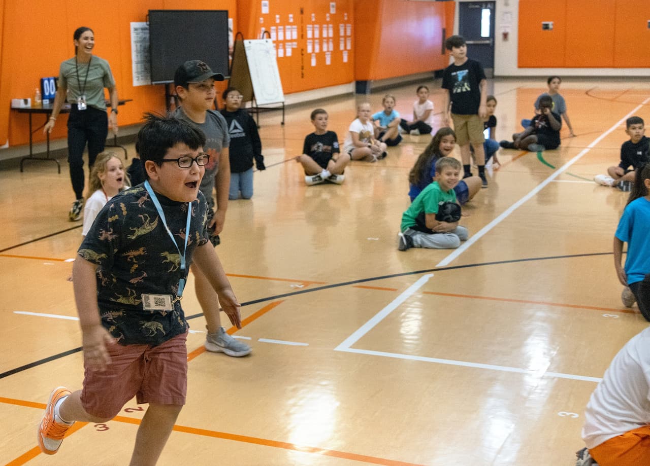 Un grupo de pequeños dio un abrazo masivo a su compañero, luego de recibir a su mamá.