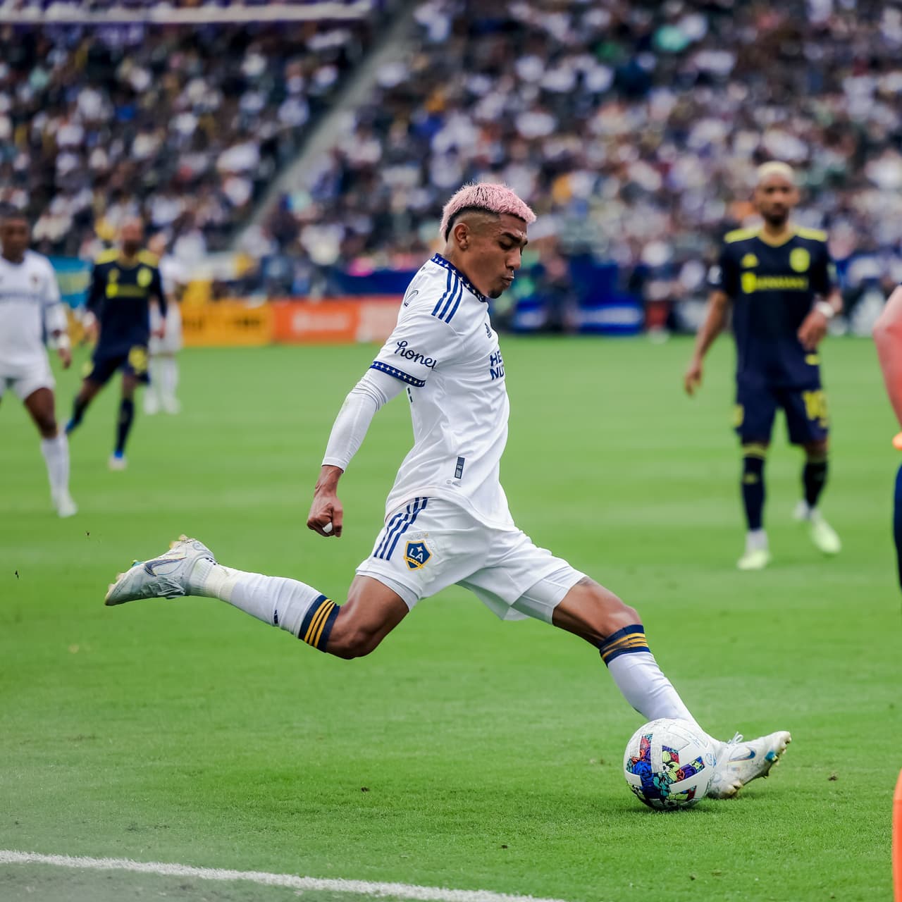 LA Galaxy venció a Nashville 1-0 en Cuartos de Final con gol de Julián Araujo; a Chicharito le anularon un gol.