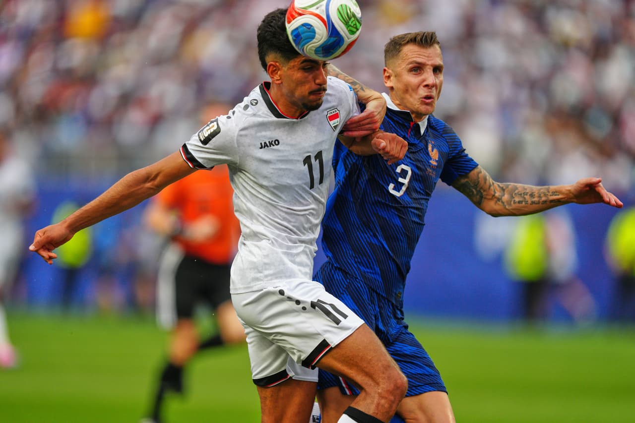El iraquí Ahmed Qasim (11) y el francés Lucas Digne (3) durante el partido de fútbol del Grupo I de la Copa del Mundo entre Francia e Irak en Filadelfia, el lunes 22 de junio de 2026.