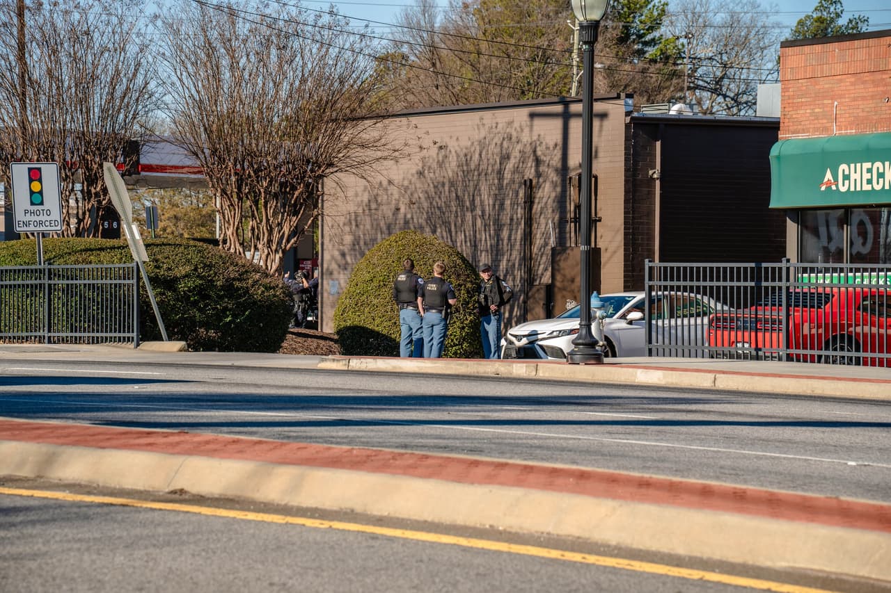 "
<b>Hay una importante presencia policial cerca de QuickTrip y las áreas circundantes, lo que genera grandes demoras y bloqueos del tráfico en Cobb Parkway, Spring Road y Cumberland Parkway</b>", pidió la Policía del condado Cobb.