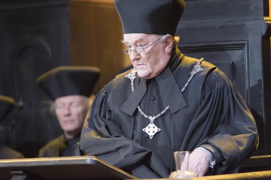 <b>Robert Hardy</b>
<br>Cornelius Fudge, el primer Ministro de Magia de las películas, fue interpretado por Robert Hardy, quien falleció en el 2017 a los 91 años.
<br>