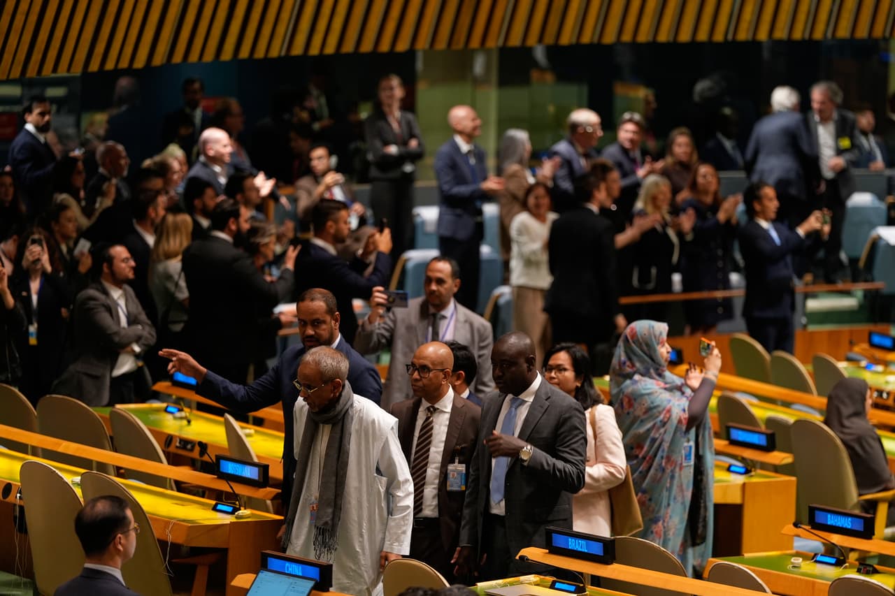 Varias personas abandonan la sala mientras el primer ministro israelí, Benjamin Netanyahu, interviene durante la 81.ª sesión de la Asamblea General de las Naciones Unidas en la sede de la ONU, el jueves 24 de septiembre de 2026. (Foto AP/Seth Wenig)