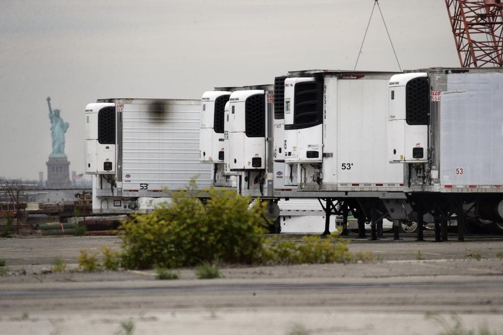 Cientos de cuerpos de víctimas del coronavirus permanecen en camiones en Brooklyn, a más de un año de la pandemia