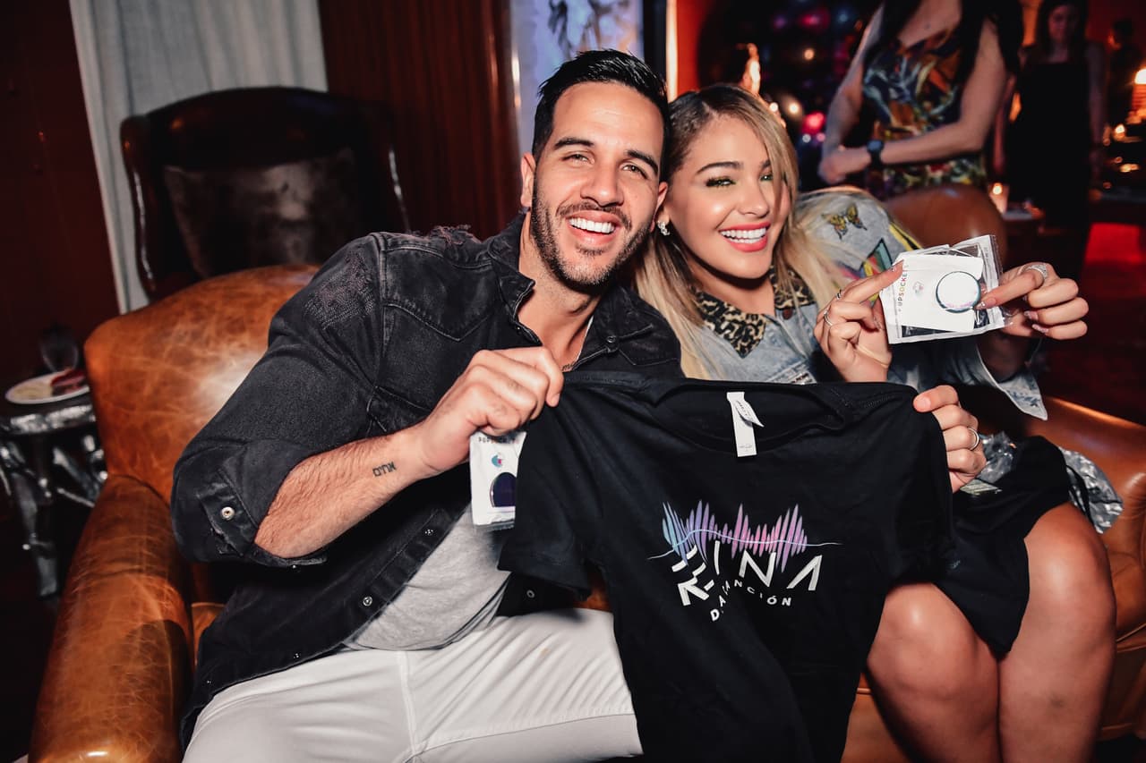 El chif Yisus y Migbelis posando con sus regalos.